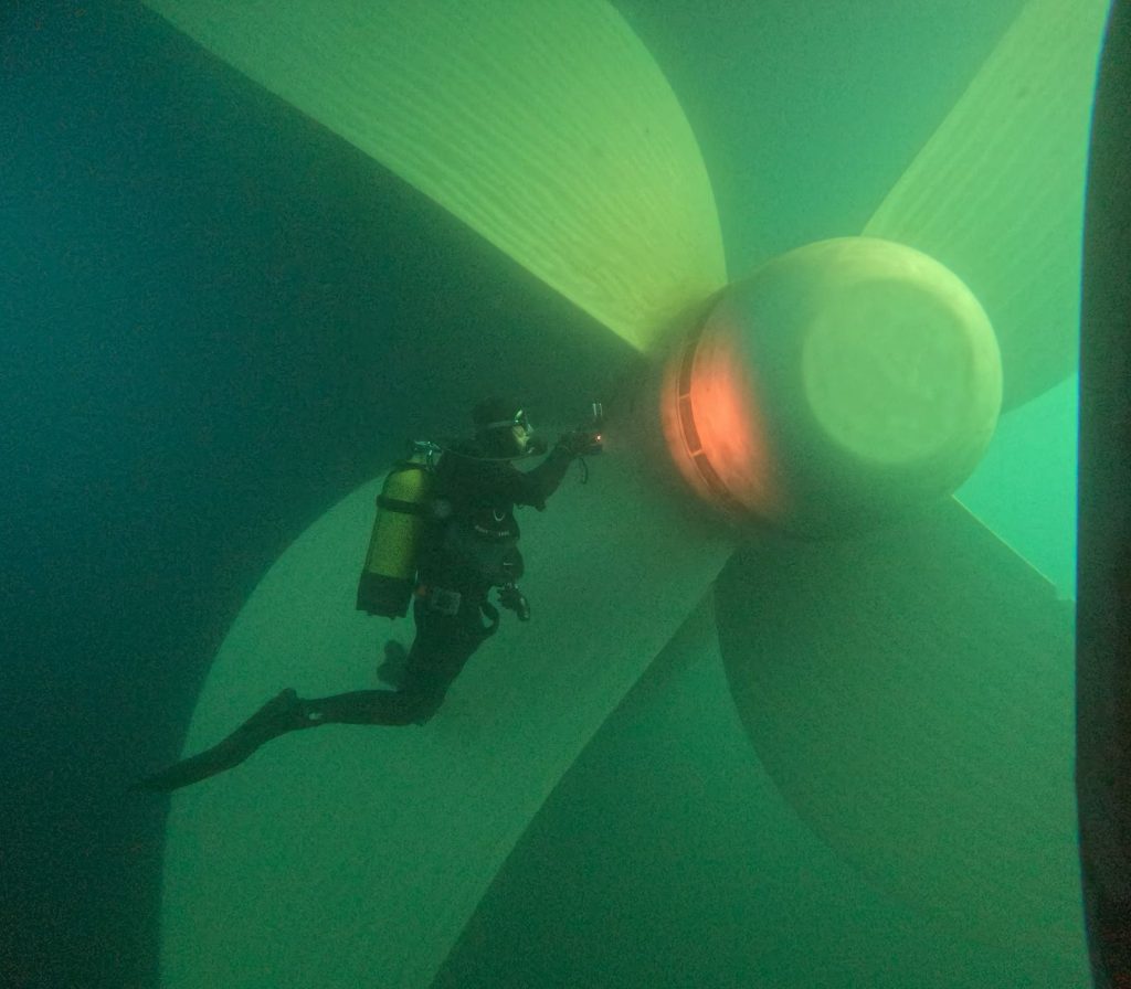 Su altında gemi pervanesinde yapılan teknik inceleme ve bakım çalışması, Alfa Dalgıçlık operasyonu