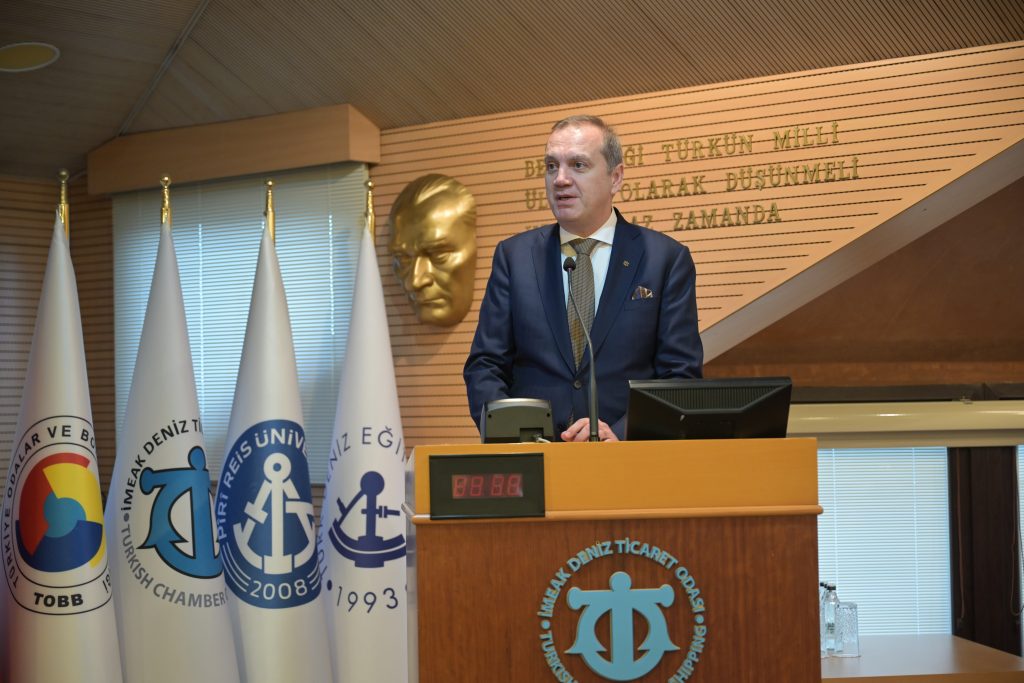 İMEAK Deniz Ticaret Odası Başkanı Tamer Kıran, Ocak ayı Meclis Toplantısı’nda kürsüden konuşma yaparken