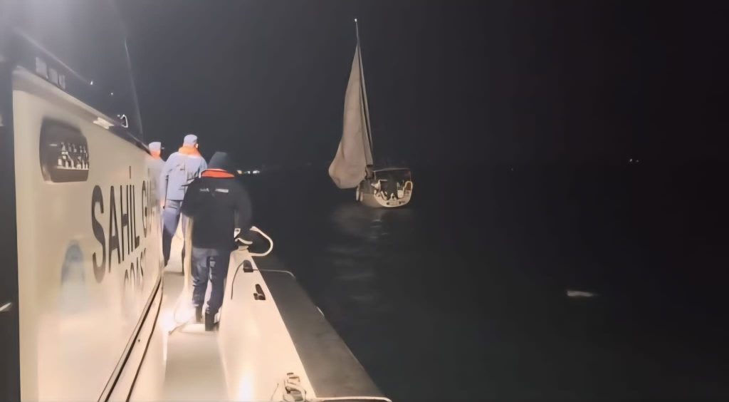 Çanakkale Boğazı’nda Yelkenli Tekne Arızalandı: 2 Kişi Sahil Güvenlik Tarafından Kurtarıldı