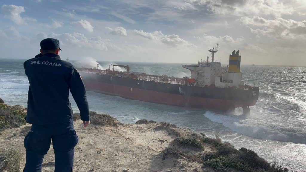 Bozcaada Açıklarında Karaya Oturan Ham Petrol Tankeri QENDIL İçin Valilikten Açıklama