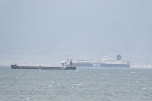 Kuzey Ege’de Lodos Fırtınası: Yük Gemileri Edremit Körfezi’ne Sığındı