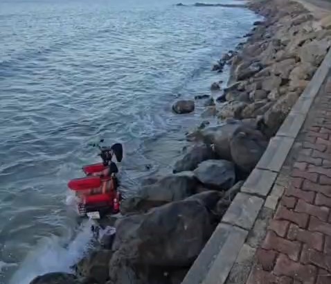Mudanya Altınkum sahilinde üç tekerlekli elektrikli motosikletin kayalıklar arasında denize düştüğü kaza sonrası görüntü