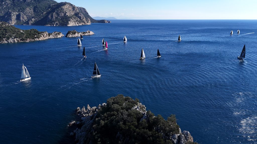 Muğla’nın Marmaris ilçesinde, Marmaris Uluslararası Yat Spor Kulübü (MIYC) tarafından bu yıl 17’ncisi düzenlenen Kış Trofesi’nin ilk ayağı Marmaris Körfezi’nde tamamlandı. Kış yelken yarışlarının en büyük organizasyonlarından biri olarak gösterilen trofede, yelkenler bir kez daha Marmaris’in mavi sularında fora oldu.