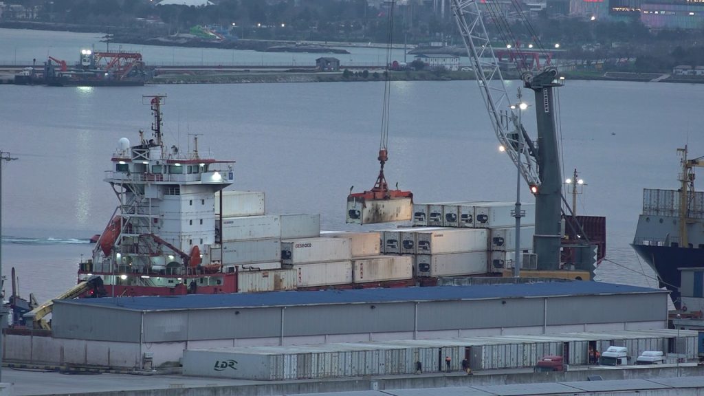 Kamerun bayraklı “Aurelia” isimli konteyner gemisi, Karadeniz’de dron saldırısına uğramasının ardından Samsun Limanı’na demirledi. Saldırıda ölen ya da yaralanan olmazken, gemide bulunan bazı konteynerlerde hasar meydana geldi.