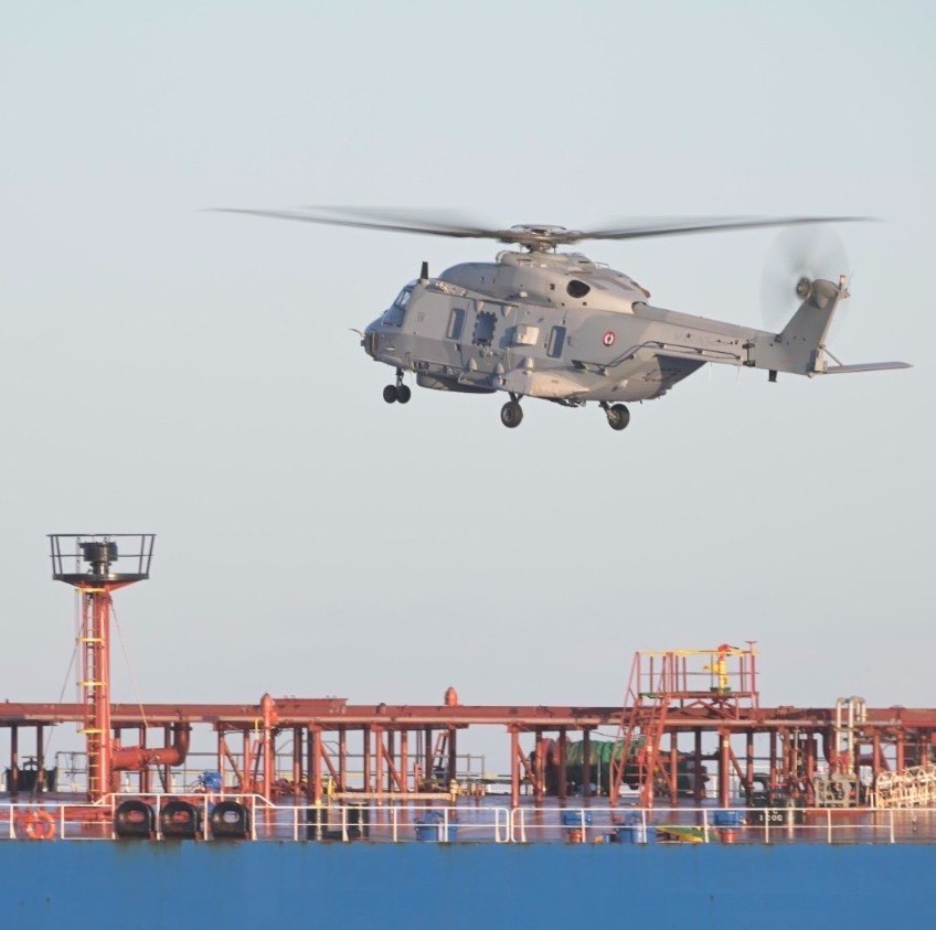 Fransız donanmasına ait bir helikopter, Akdeniz’de Rusya’nın yaptırımları delmek için kullandığı öne sürülen petrol tankerine yönelik deniz güvenliği operasyonu sırasında bölgede keşif ve gözetleme faaliyeti yürütüyor.