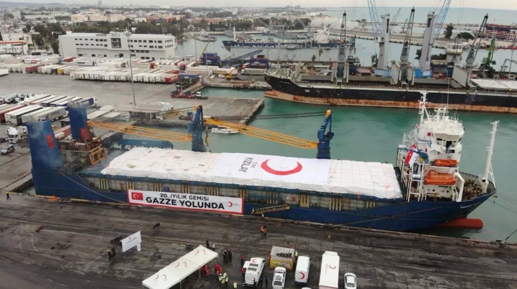 Türk Kızılay’ın 20. Gazze İyilik Gemisi, Mersin Uluslararası Limanı’nda insani yardım malzemeleriyle yola çıkmaya hazırlanıyor.