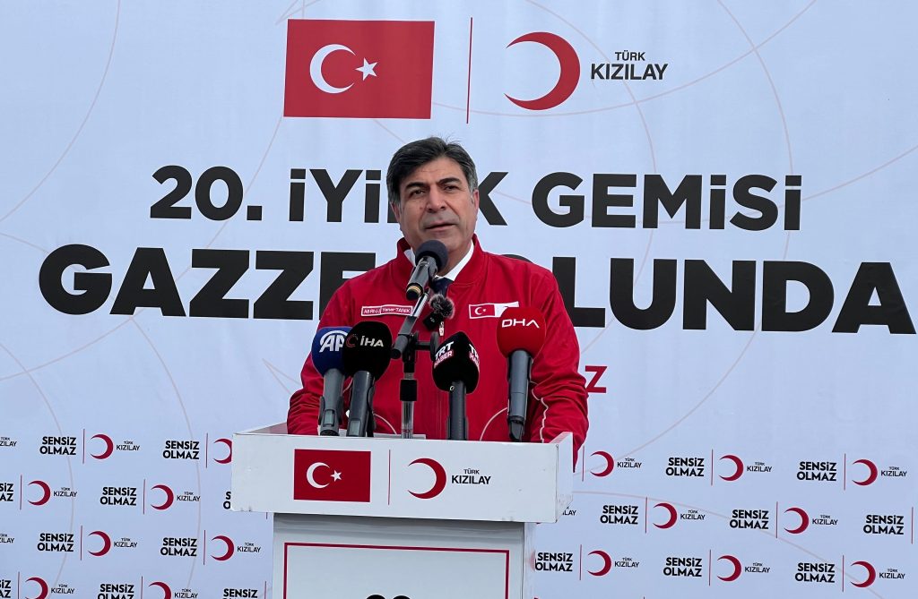 Türk Kızılay Yönetim Kurulu Üyesi Yener Tanık, Mersin Uluslararası Limanı’nda 20. Gazze İyilik Gemisi uğurlama töreninde konuştu.