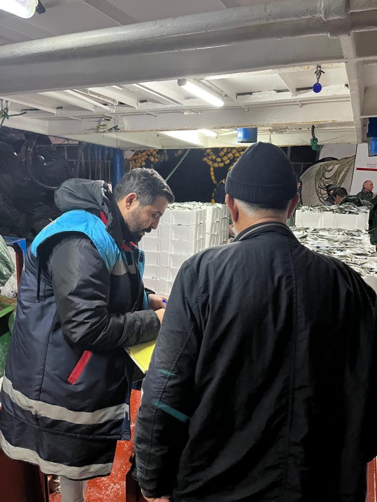 Tekirdağ’da gırgır teknesinde yapılan denetimde kasalardaki balıklar kontrol ediliyor
