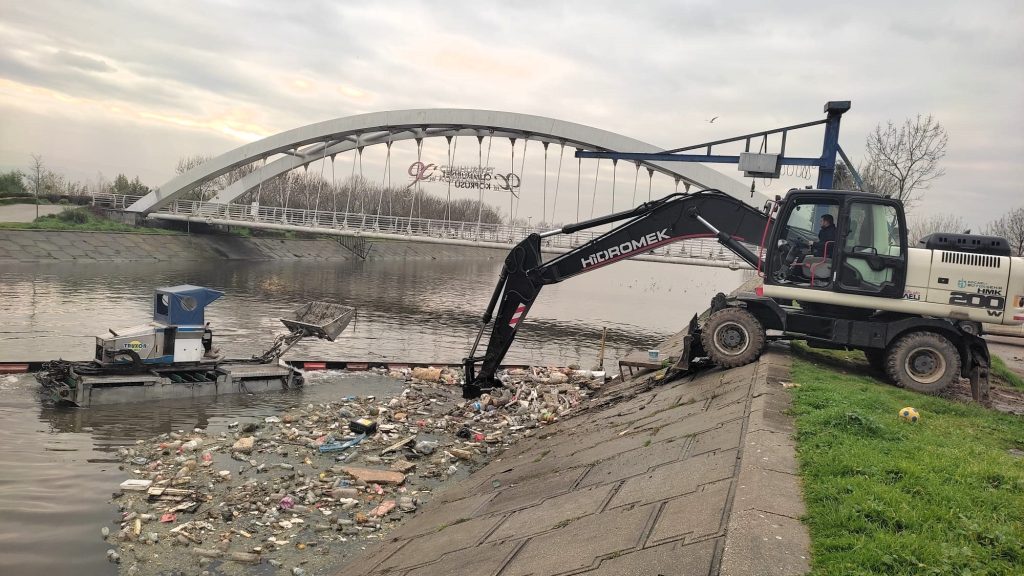 İzmit Körfezi atık temizliği kapsamında derede biriken çöplerin amfibi araç ve iş makinesiyle toplanması