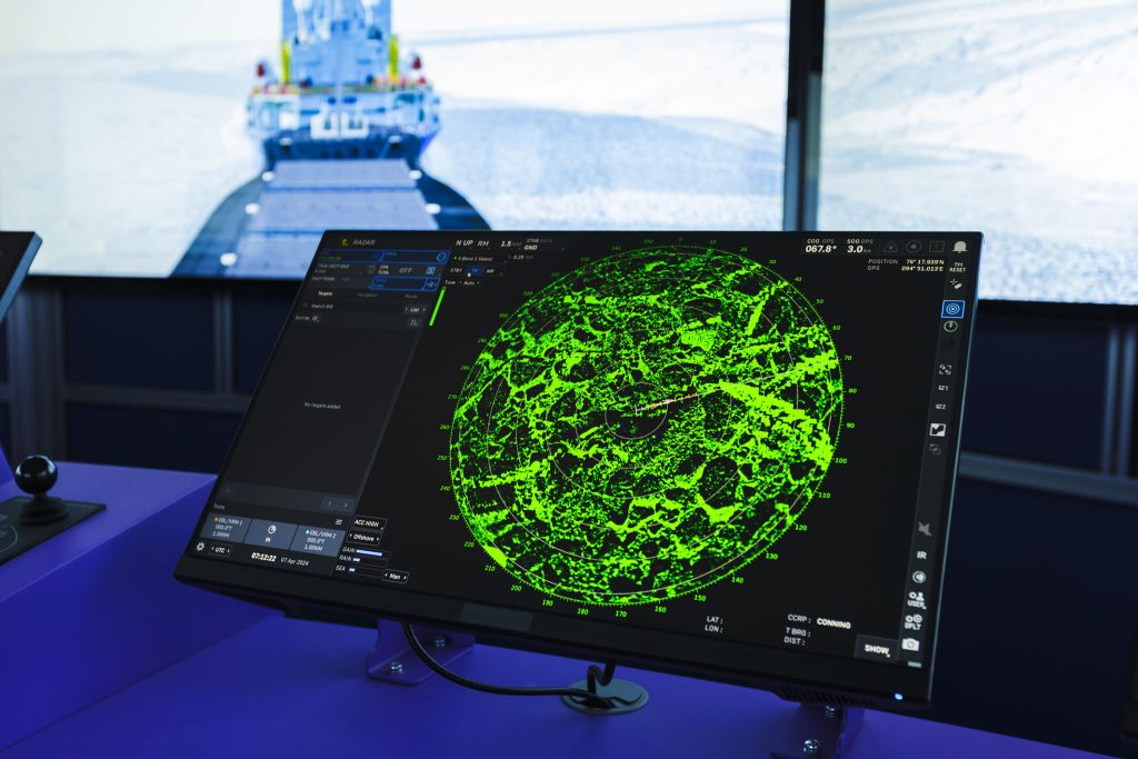 Gemi radar ekranı, yaptırım kapsamındaki deniz trafiğinin izlenmesini simgeliyor
