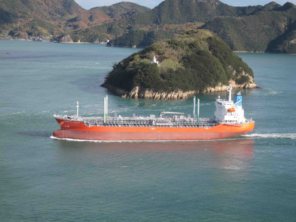 Açık denizde seyreden, rüzgâr destekli tahrik sistemi bulunan Chemship filosuna ait kimyasal tanker