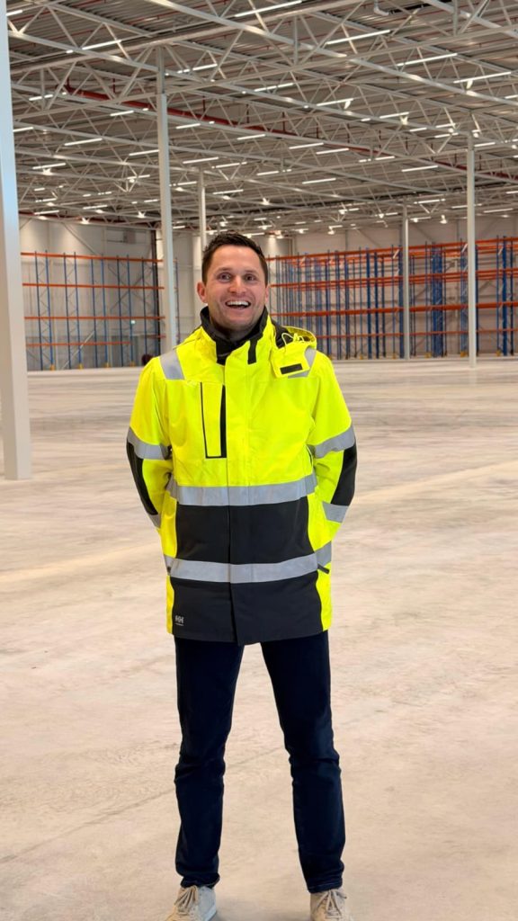 Supermaritime Nederland Genel Müdürü Milan Tevel, Vlissingen Limanı’ndaki yeni lojistik tesisinde depo alanında görüntüleniyor