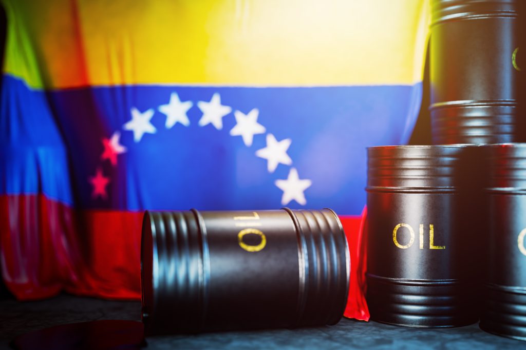 Venezuela petrol genel lisans kararını simgeleyen petrol varilleri ve Venezuela bayrağı