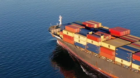 Açık denizde seyir halinde olan bir konteyner gemisi.