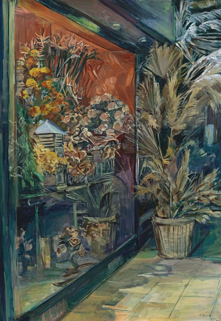 Gece vakti çiçekçi vitrini ve cam yüzeyde oluşan ışık yansımalarıyla iç mekân ile sokak arasındaki geçirgenliği resmeden Claire Arkas tablosu