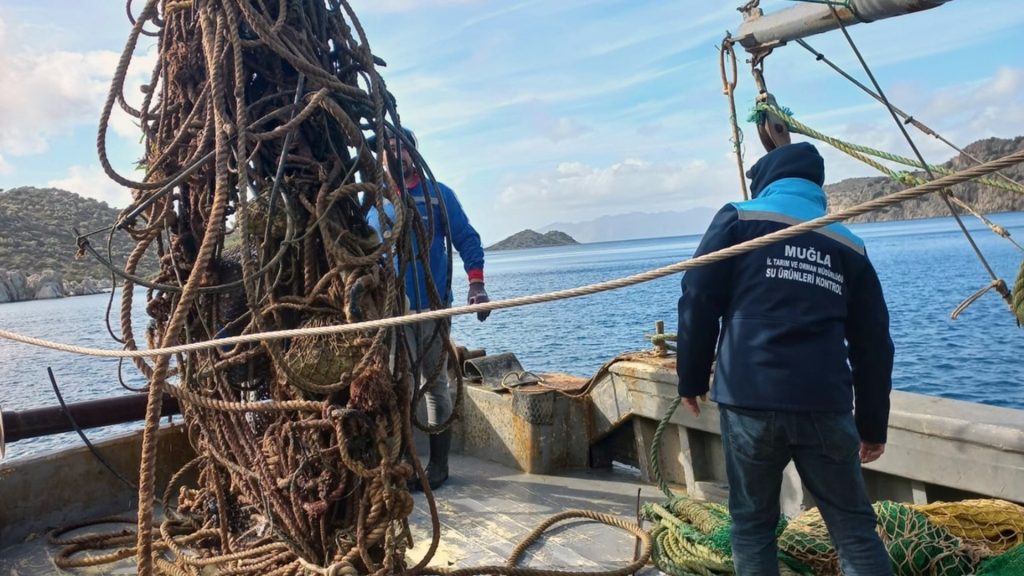 Marmaris’te hayalet ağlar denizden çıkarıldı