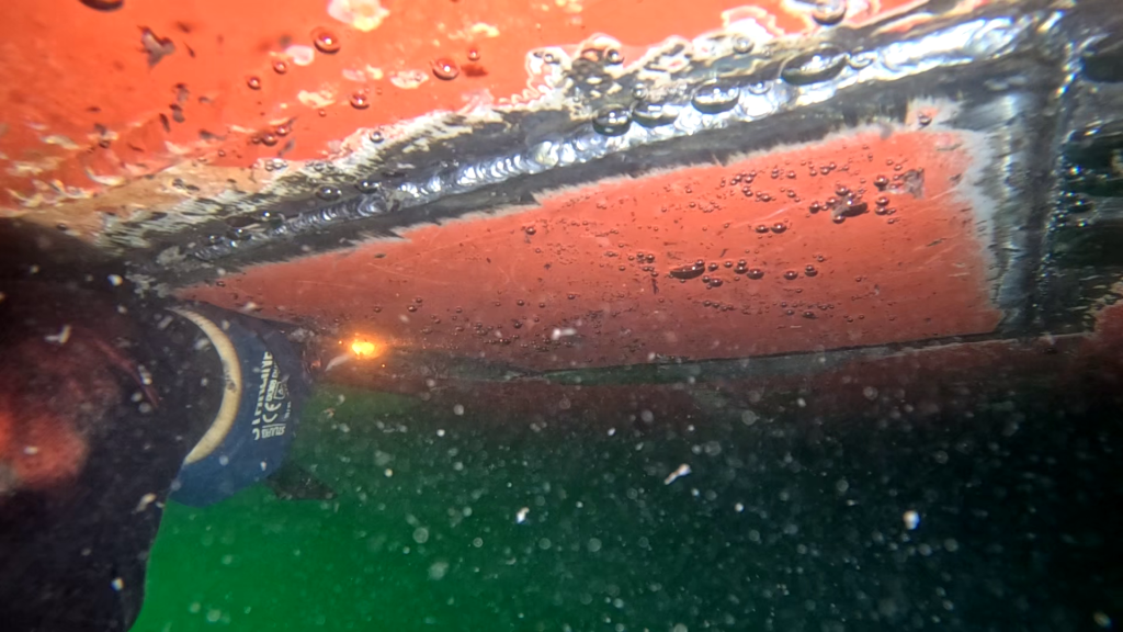 Alfa Dalgıçlık ekibi, gemi gövdesinde su altı kaynak ve tamirat çalışması gerçekleştiriyor