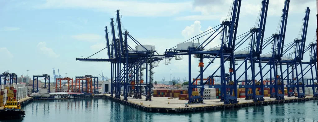 Panama Kanalı girişinde konteyner terminali operasyonları