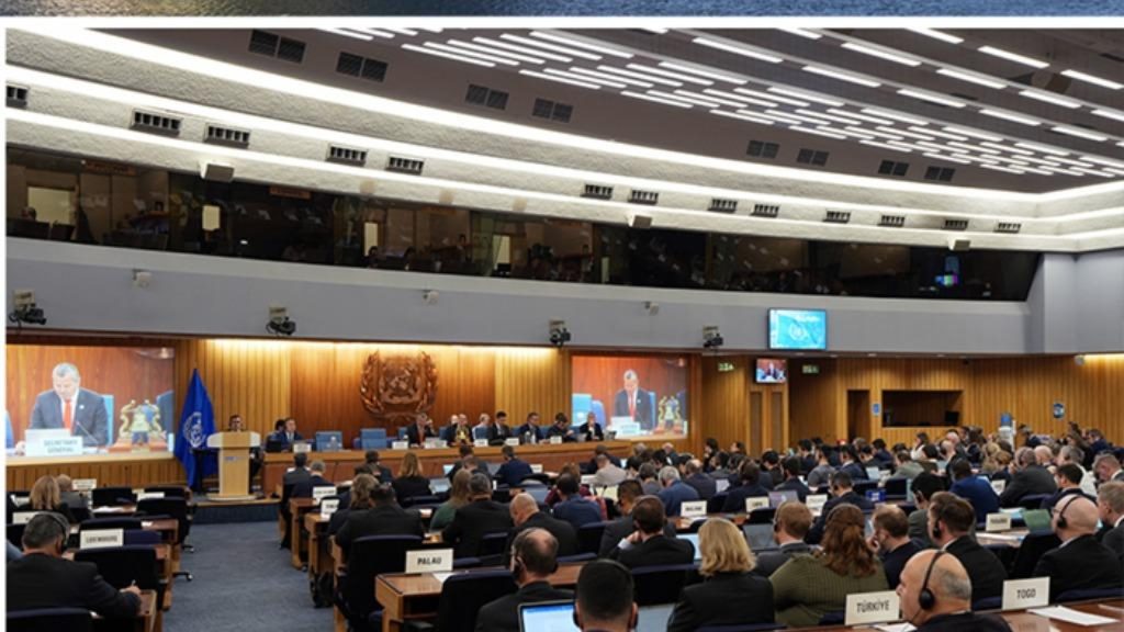 IMO Gemi Tasarımı ve İnşaatı Alt Komitesi’nin 12. oturumunda toplantı salonunda katılımcılar genel kurulda yer alırken