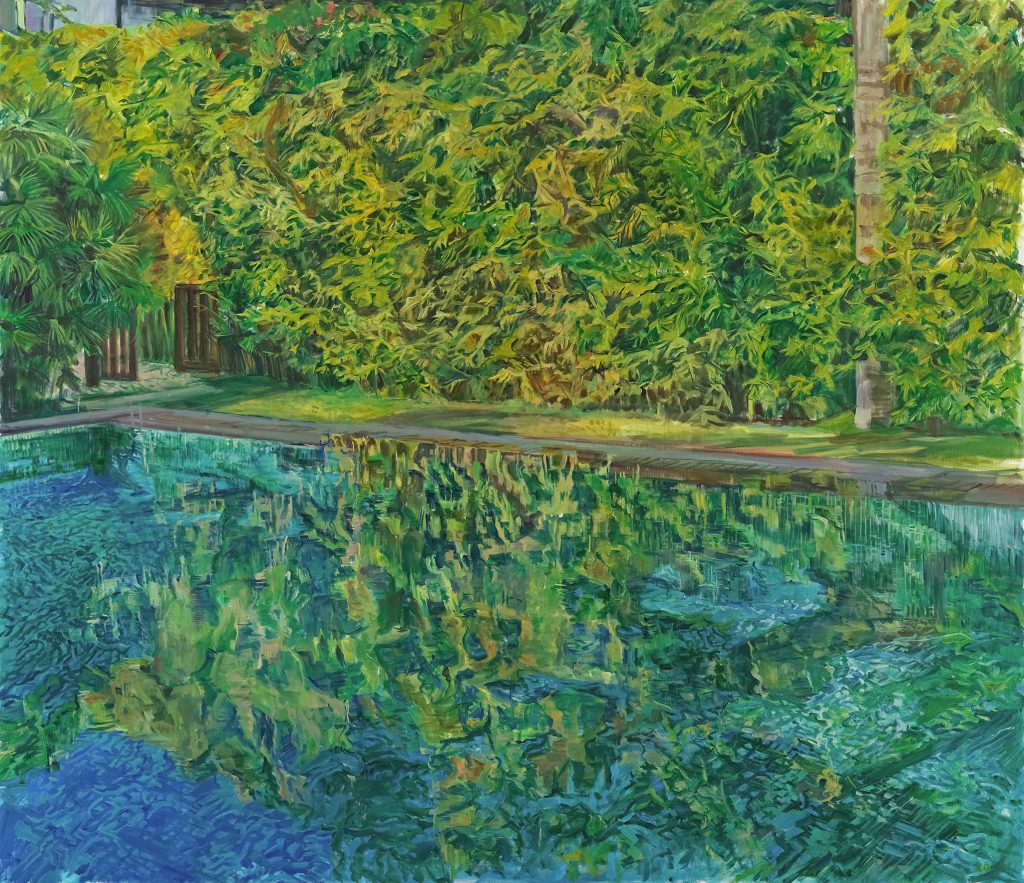 Havuz yüzeyinde ağaçların ve yeşil dokunun kırık yansımalarını gösteren, doğa ve ışık ilişkisini vurgulayan Claire Arkas yağlıboya tablosu