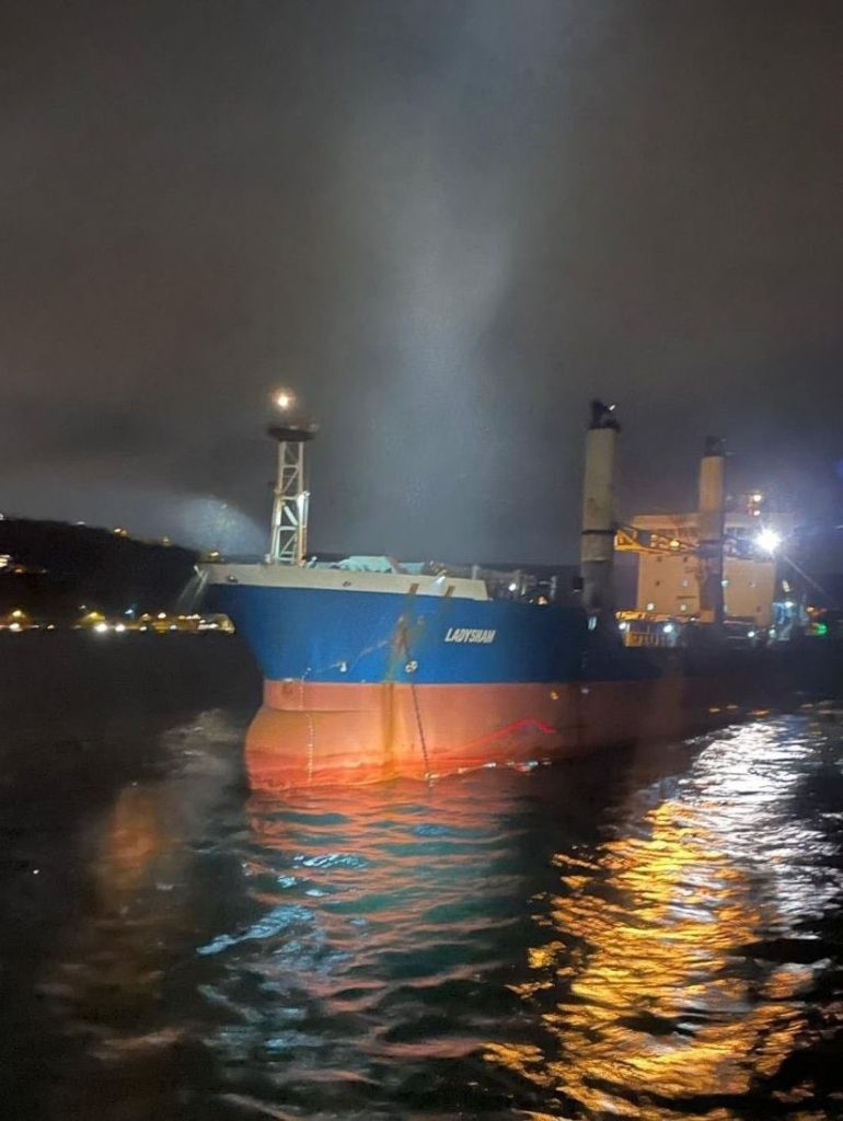 İstanbul Boğazı’nda demiri dolanan kargo gemisi Büyükdere’ye demirlendi