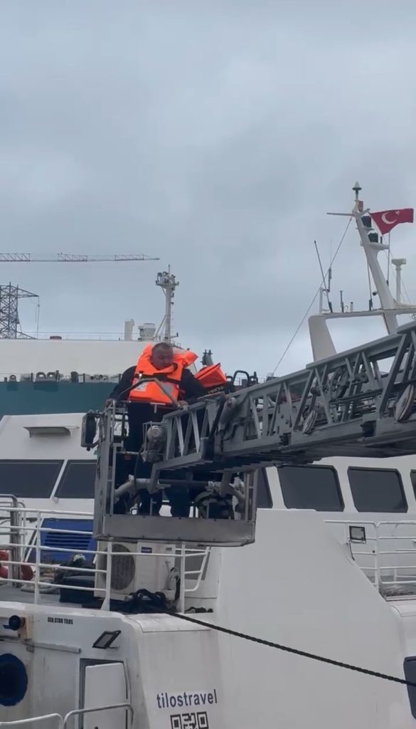 Sea Star Tilos adlı yabancı geminin yakından çekim görüntüsü.