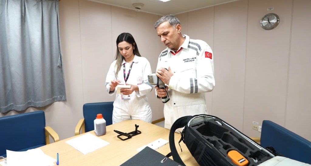 Gemi denetimleri gösteren bir fotoğraf/İHA kaynaklı