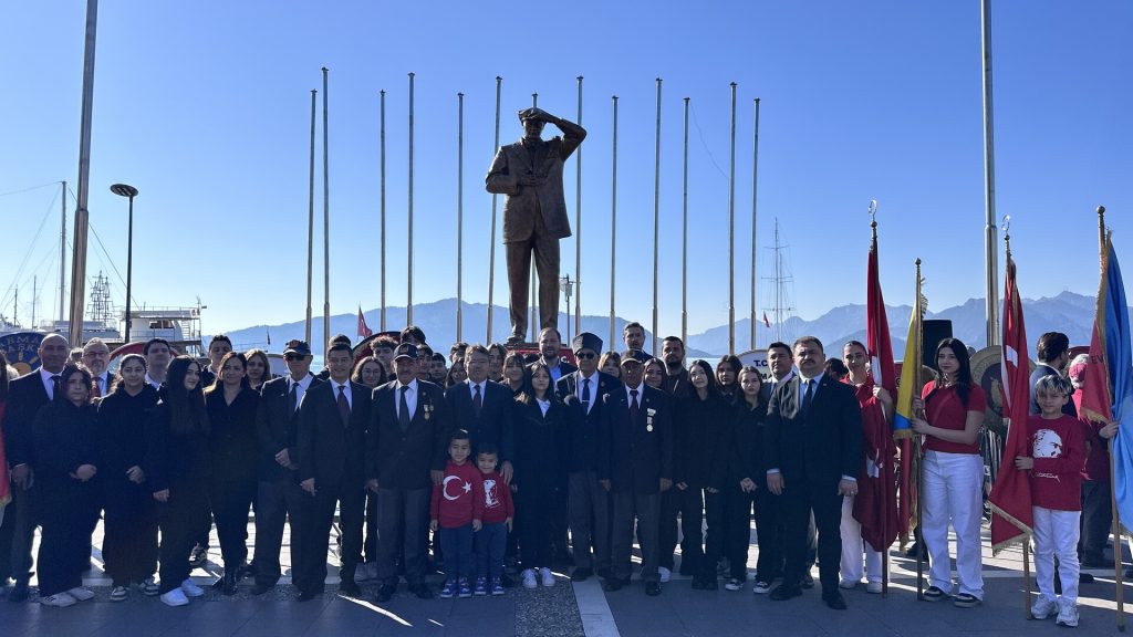 Atatürk'ün Marmaris'e gelişi donanma ve savaş uçaklarının 