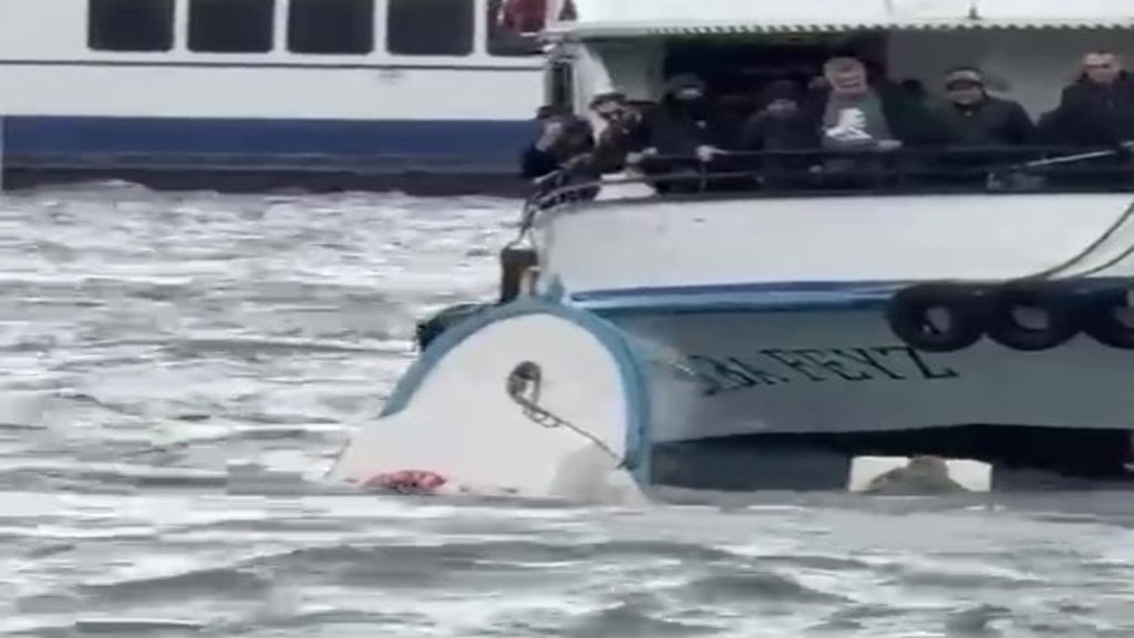 Karaköy Açıklarında Korkutan Kaza, Yolcu Vapuru Balıkçı Teknesine Çarptı