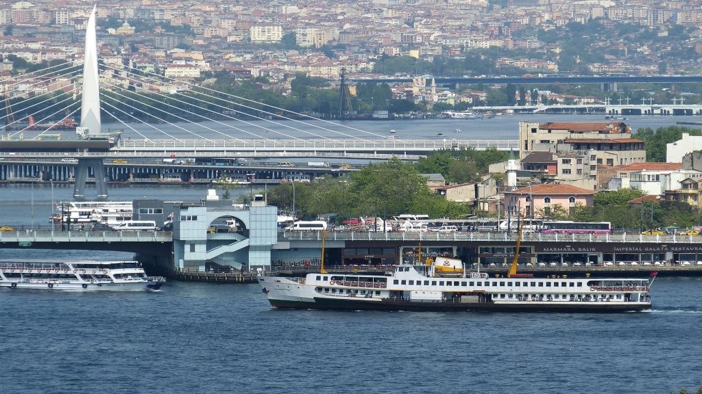 Eminönü-Üsküdar Seferinde Hareketli Anlar, Vapurdan Denize Atladı!