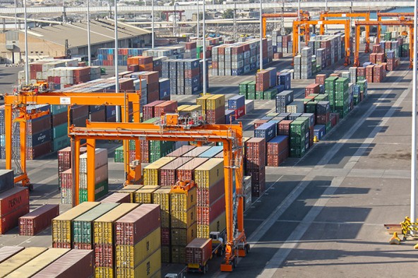 Liman sahasında vinçler arasında istiflenmiş konteynerler ve yükleme alanı