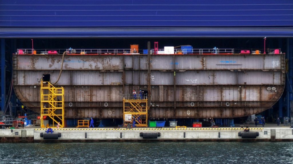 Küresel gemi inşa sanayinde Çin ile kıyasıya bir rekabet içinde olan Güney Kore, iş gücü krizini aşmak için bilim kurgu senaryolarını aratmayan bir çözüme yöneliyor. Koreli gemi inşa devi HD Hyundai Samho, tersanelerinde "İnsansı robot" kullanmak için fizibilite ve yatırım getirisi çalışmalarına başladığını duyurdu.