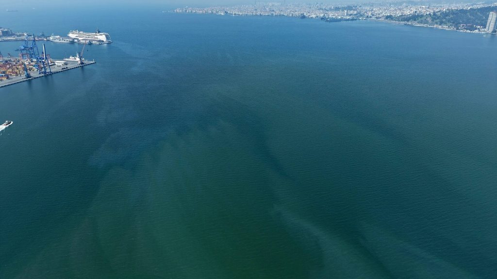 Dron Kameraları Kaydetti: İzmir Körfezi’ni Mazot ve Yağ Atıkları Kapladı