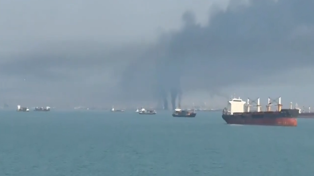 İran Devrim Muhafızları Umman Sularında Konteyner Gemisine Ateş Açtı