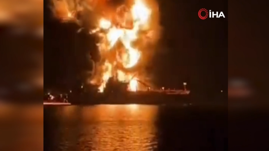 Basra Limanı’nda Vurulan Petrol Tankerleri Alev Topuna Döndü