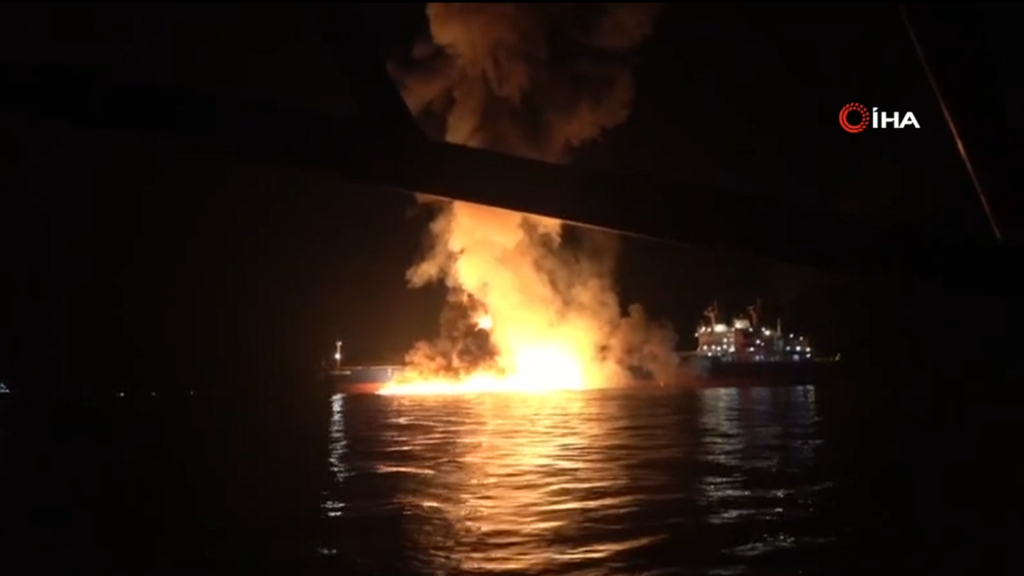 İran, Basra Körfezi’nde ABD Bağlantılı Petrol Tankerini Vurdu