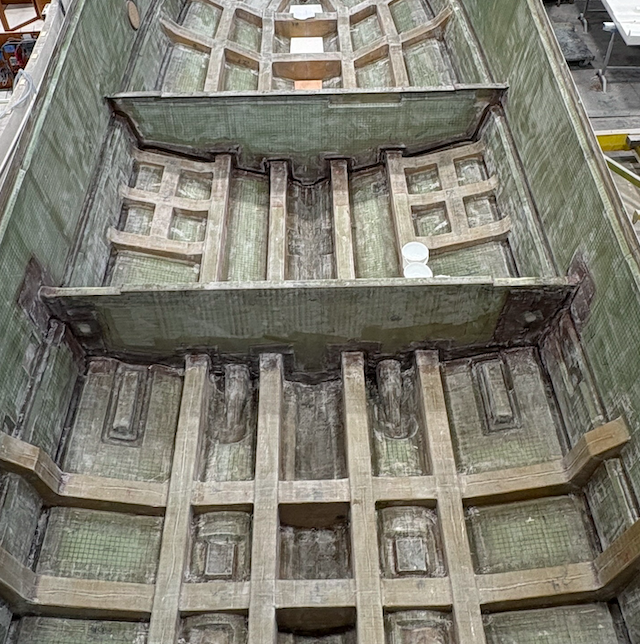 CE sertifikasyonu sürecinde incelenen tekne gövdesi ve iç yapısındaki fiberglass konstrüksiyon