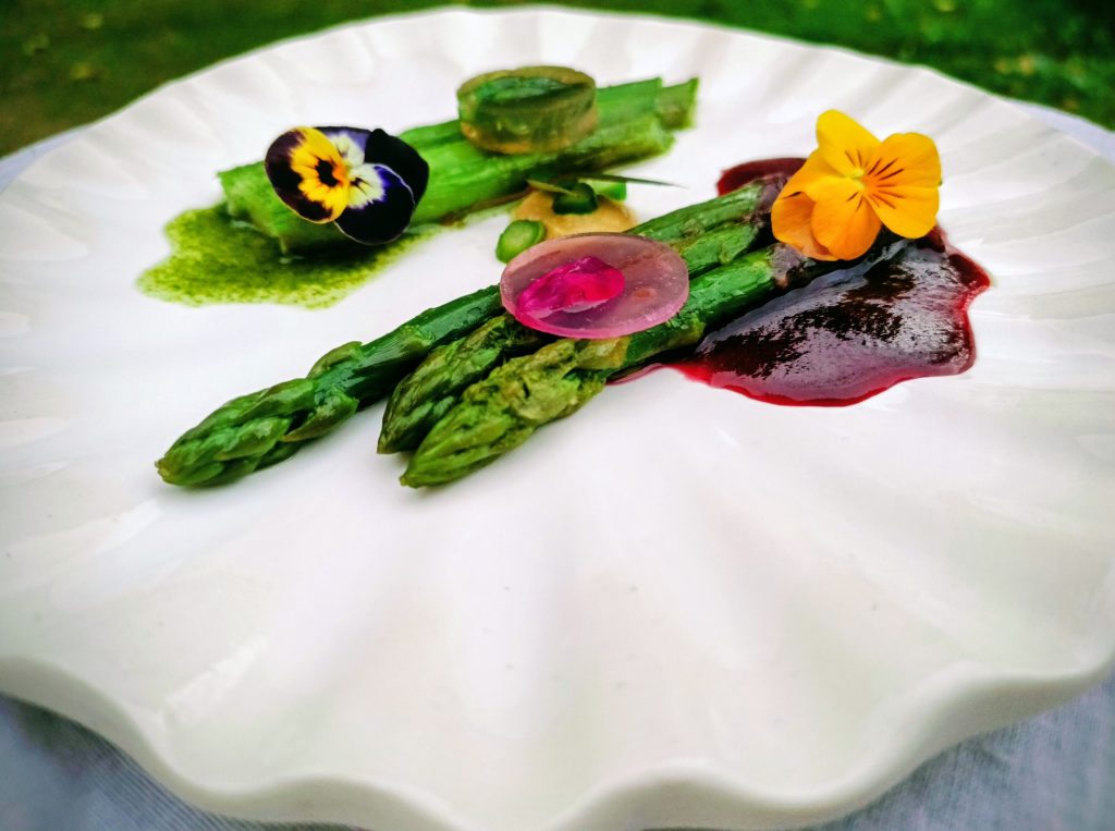 Kuşkonmaz fine dining tabak sunumu