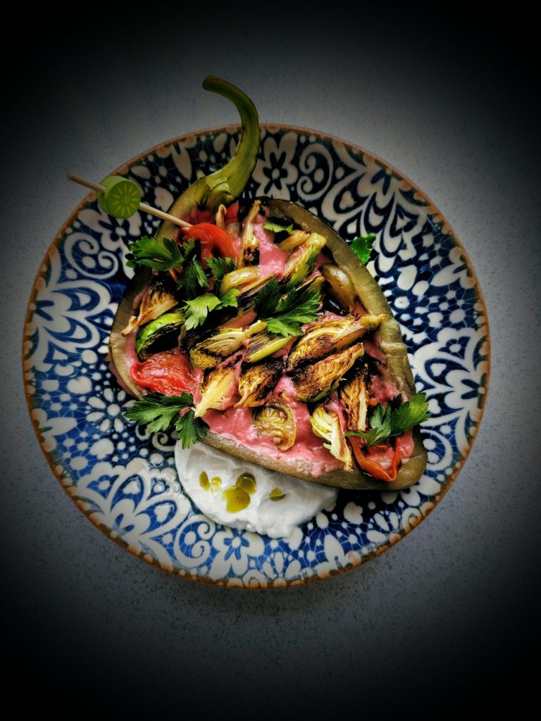 Patlıcan humus başlangıç tabağı fine dining sunumu