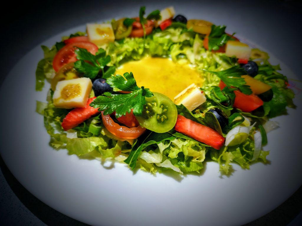 Taze sebzeler, peynir ve zeytinlerle hazırlanan mevsim salatası.