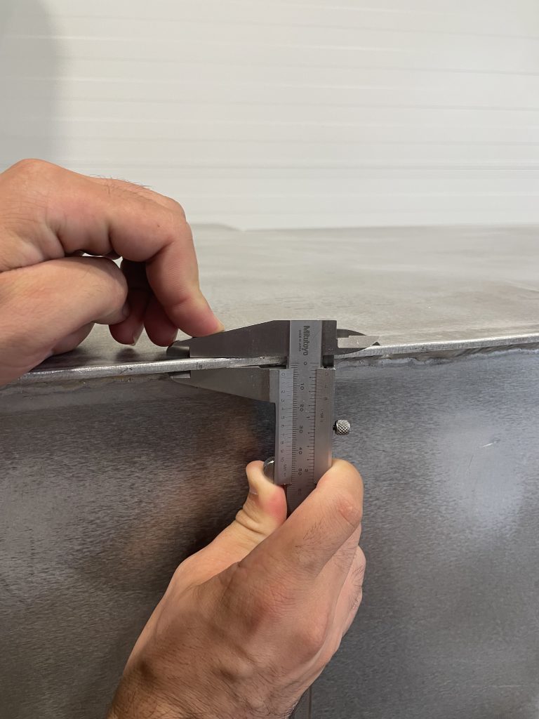 CE sertifikasyonu sürecinde tekne yakıt tankının sac kalınlığının kumpas ile ölçülmesi