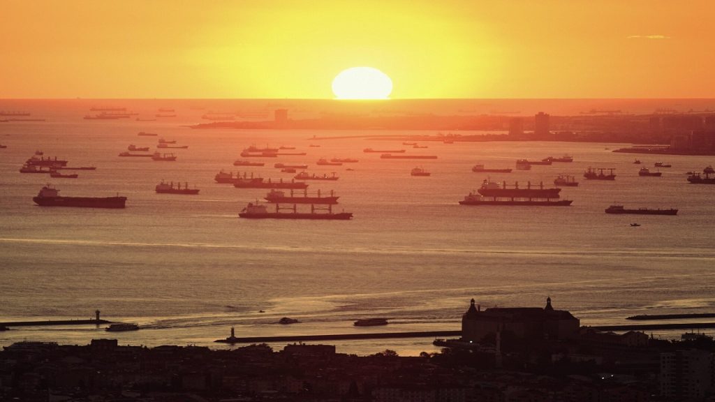 Hürmüz Boğazı’nda Gelişme: Irak’a Muafiyet, Katar LNG Tankerleri Yolda