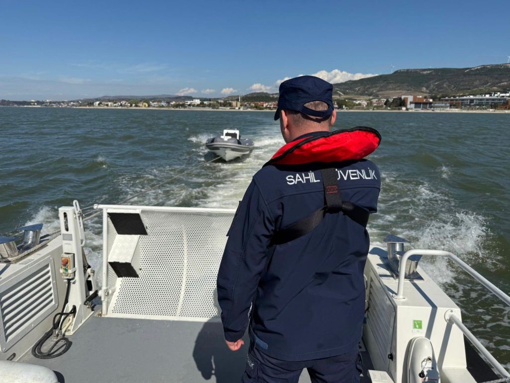 Çanakkale Boğazı’nda Sürüklenen Bottaki 3 Kişi Kurtarıldı