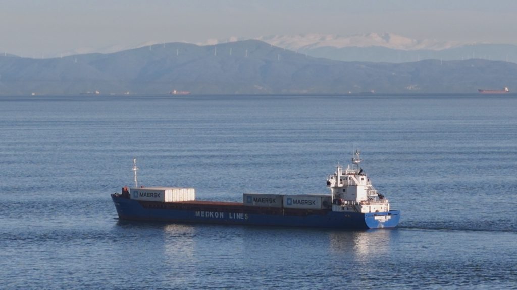 Marmara Denizi’nde Gemi Trafiği ve Uludağ Manzarası Aynı Karede