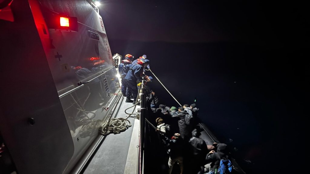 İzmir Urla Açıklarında Gece Operasyonu, 21 Düzensiz Göçmen Yakalandı
