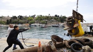 Kaleiçi Yat Limanı’ndan Bir Saatte 5 Ton Çöp Çıkarıldı