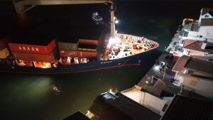 İstanbul Boğazı’ndan Geçiş Yapan Konteyner Gemisi Yalılara Metreler Kala Karaya Oturdu