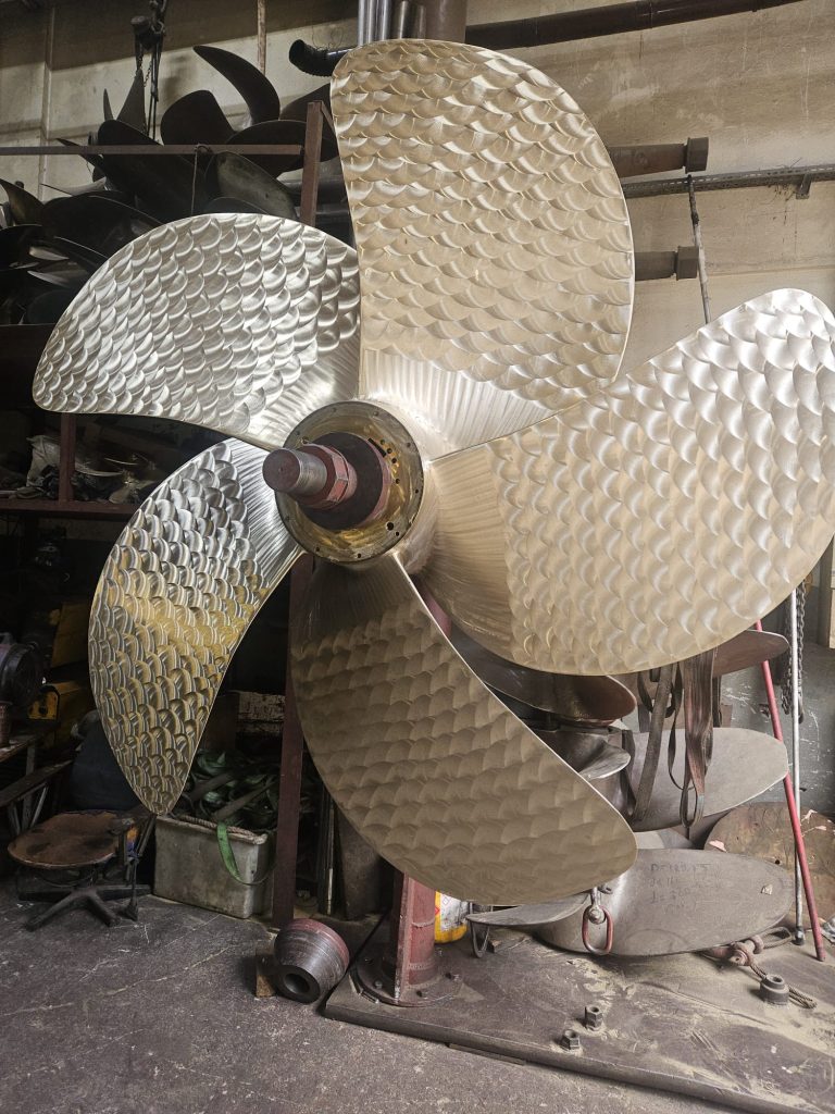 Gemi yan sanayi kapsamında üretilen büyük ölçekli denizcilik pervanesi ve yüksek hassasiyetli propeller sistemi