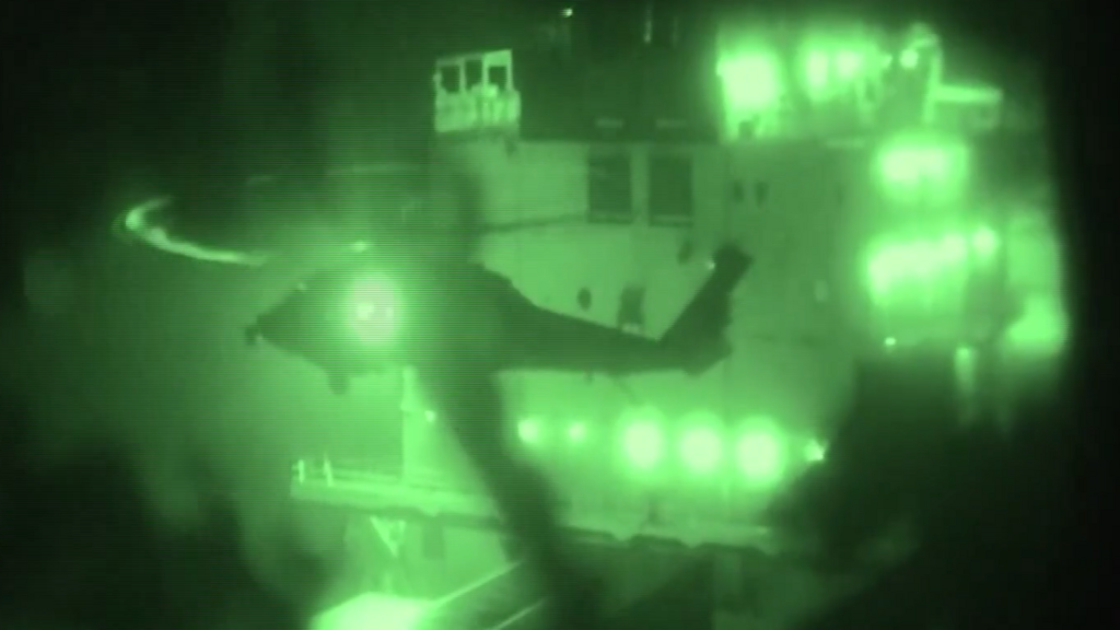 CENTCOM Paylaştı, Vurulan İran Kargo Gemisine Baskın Anı