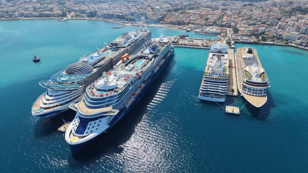 Dev Kruvaziyerlerden Kuşadası Çıkarması: Tek Günde 11 Bin Turist!